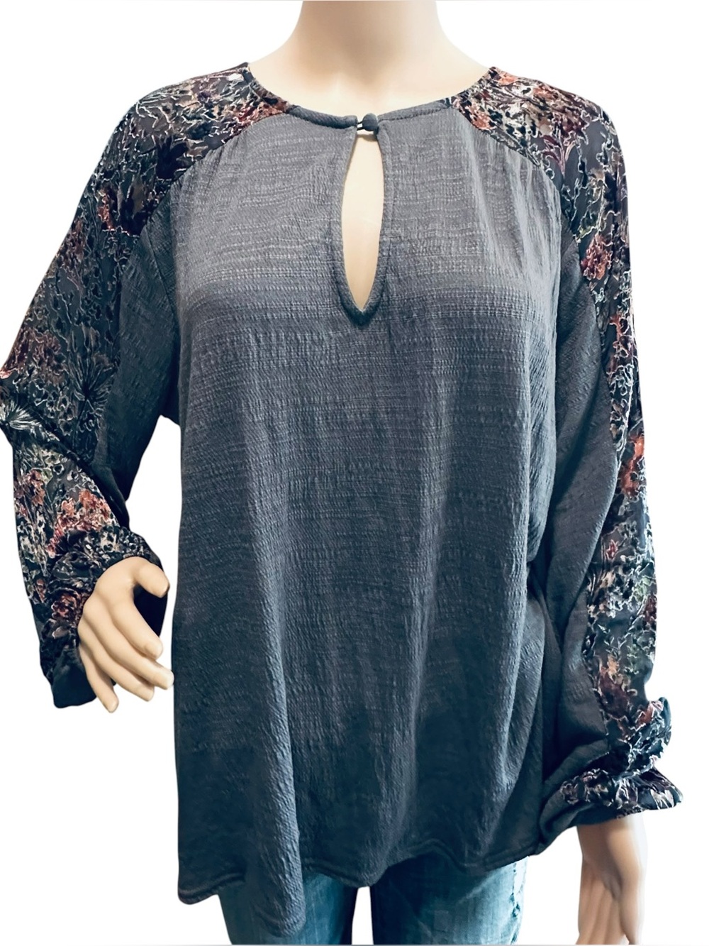 GIMMICKS by BKE Knit Blouse Size L Gray Floral Sheer Sleeve Boho Hippie Top
